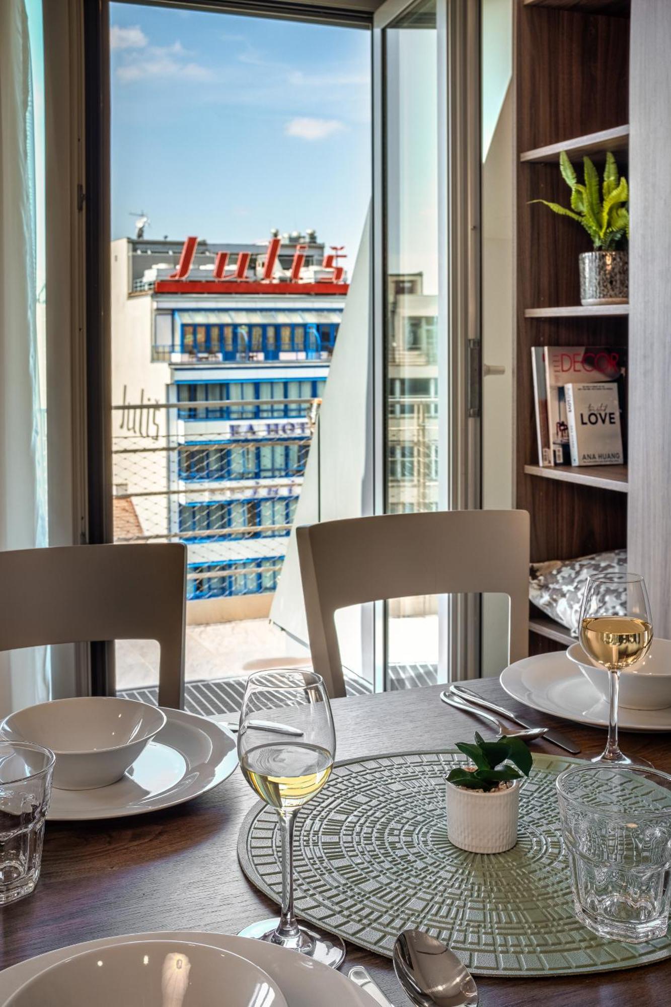 Vn17 Rooftop Suites By Adrez Prague Exterior photo